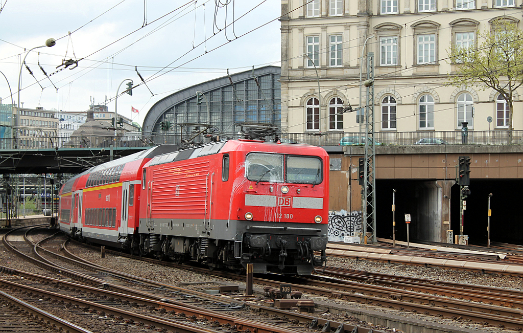 112 180-5 mit RE 21424 von Hamburg Hbf nach Lbeck Travemnde-Strand bei der Ausfahrt aus Hamburg Hbf am 11.05.2013