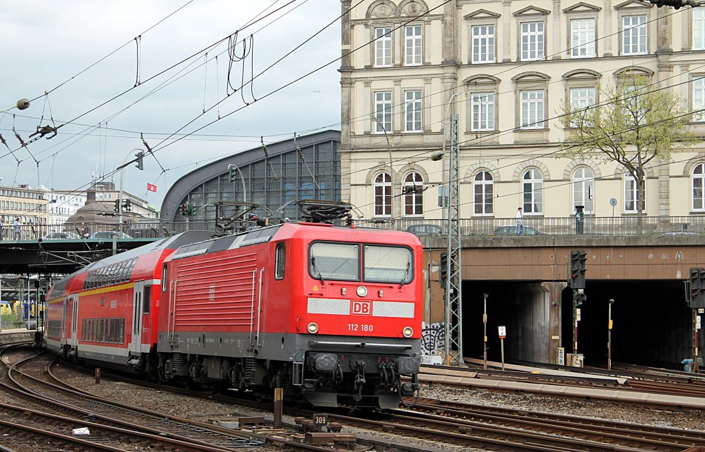 112 180 mit RE 21418 von Hamburg Hbf nach L�beck Hbf bei der Ausfahrt aus Hamburg Hbf am 10.05.2013