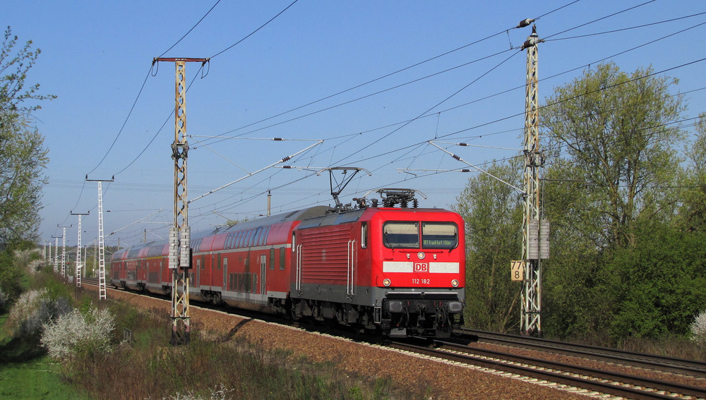 112 182 fhrt hier mit einem RE1 nach Frankfurt/Oder durch den Vorort Frankfurt(Oder)-Rosengarten. 20.04.2011