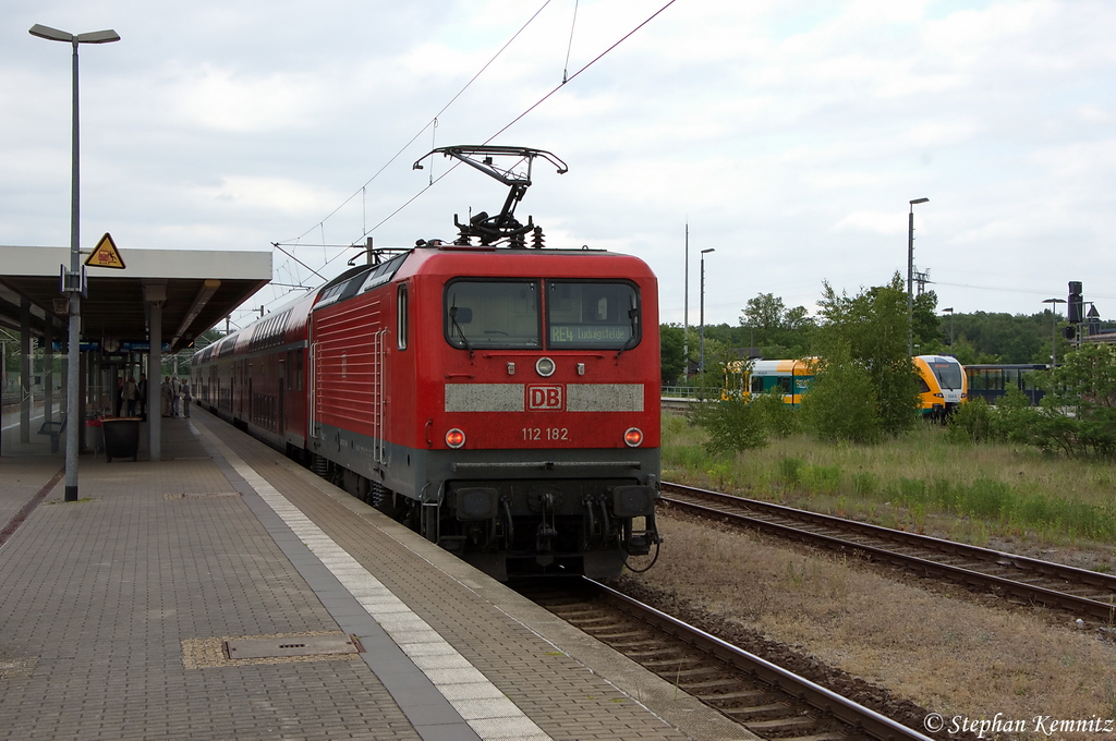 112 182 mit dem RE4 (RE 37313) von Rathenow nach Ludwigsfelde in Rathenow. 30.05.2012 