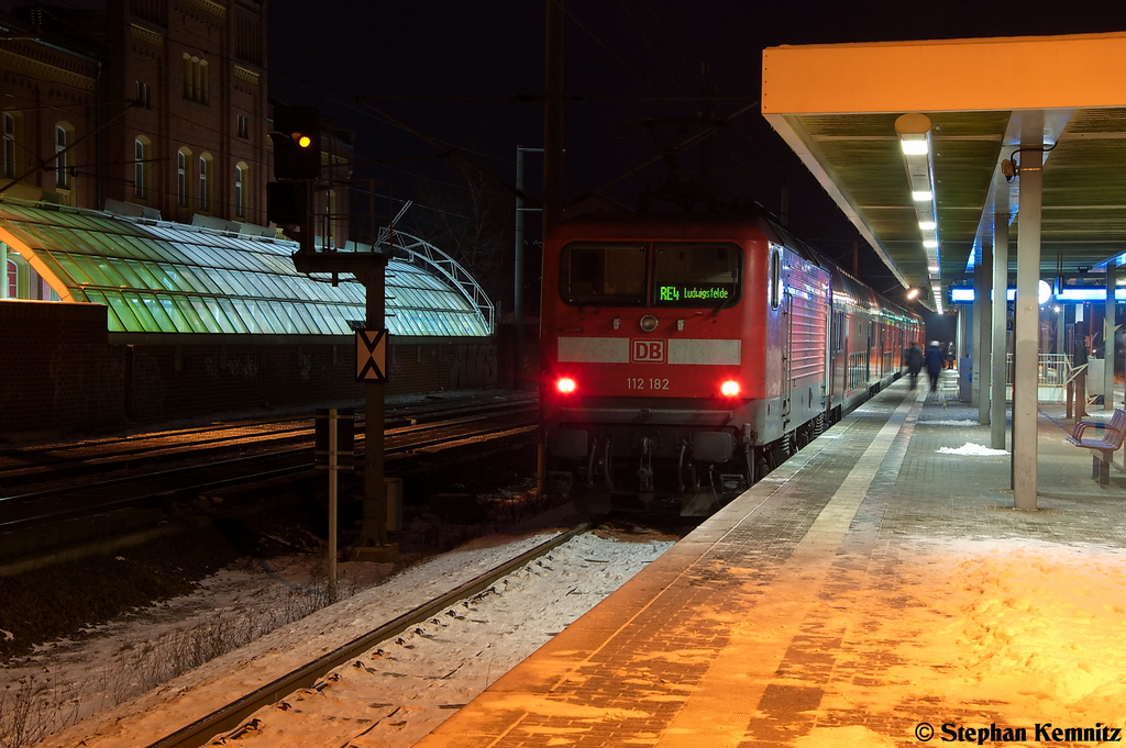 112 182 mit dem RE4 (RE 37333) von Rathenow nach Ludwigsfelde stand am 08.12.2012 im Rathenower Bahnhof. Nun geht am 08.12.2012 die ra der BR 112 am RE4 zu Ende. Ab den 09.12.2012 wird die Ostdeutsche Eisenbahn GmbH den RE4 betreiben.