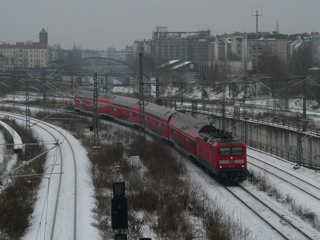 112 182 mit Doppelstockzug f�hrt in Berlin Gesundbrunnen ein. 15.12.2012