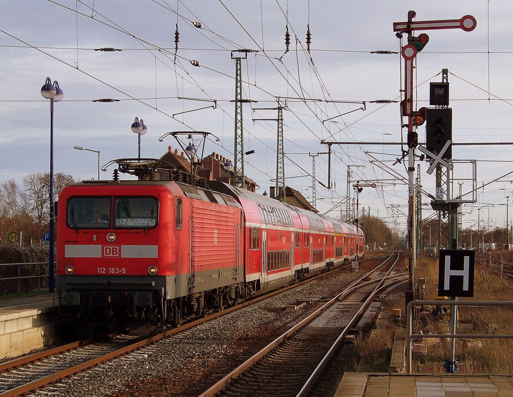 112 183-9 kommt hier mit 5 Waggons und dem RE2 in den Bahnhof von Lbbenau/Spreewald gefahren. Seine Reise fhrte ihn von Cottbus nach Berlin Ostbahnhof. 29.11.2009