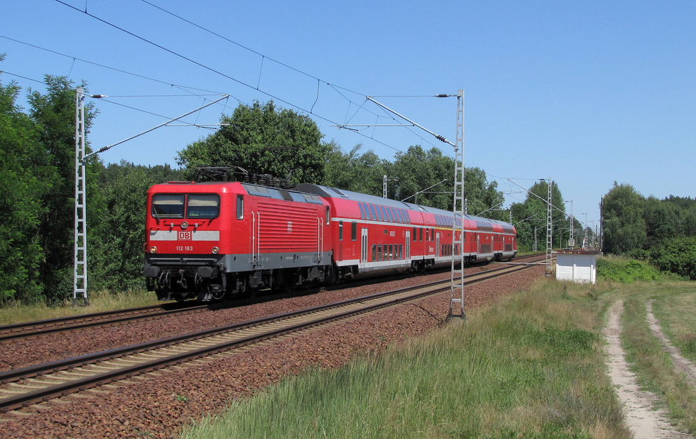 112 183 war am 28.06.2011 mit den  Umleiter-RE2  (Cottbus - Berlin Hbf) hier in Lindthal unterwegs.