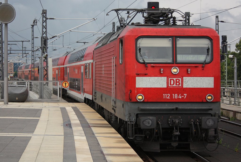 112 184 am 3.8.12 mit einem RE bei der Einfahrt in Berlin Hbf.