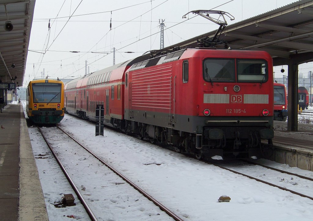 112 185-4 wartet hier neben einem Dieselzug von der ODEG auf die Weiterfahrt. Nach kurzem Aufenthalt und Richtungswechsel geht es dann als RE1 nach Frankfurt/Oder zurck. Berlich Lichtenberg den 24.01.2010