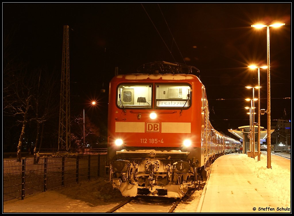 112 185 mit dem Warnemnde-Express nach Berlin am 03.01.10 in Warnemnde.