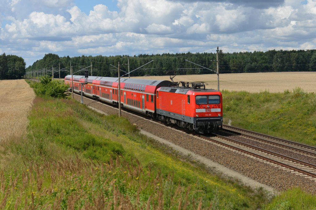 112 185 mit einem RE nach Frankfurt (Oder) am 22.07.2012 unterwegs bei Frankfurt-Rosengarten.
