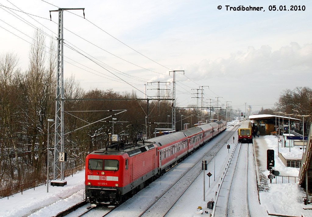 112 185 mit RE1 nach Frankfurt (Oder) in Berlin-Karlshorst, eigentlich ist dies der Ersatzpark fr den RE10 Cottbus - Leipzig, der Berlin/Brandeburger RE1 wird im Regelfall mit RE 160-Dostos gefahren