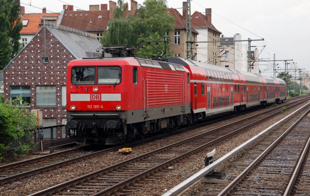 112 185 zieht am 12.06.10 einen RE2 nach Cottbus am Savignyplatz vorbei Richtung Hbf.