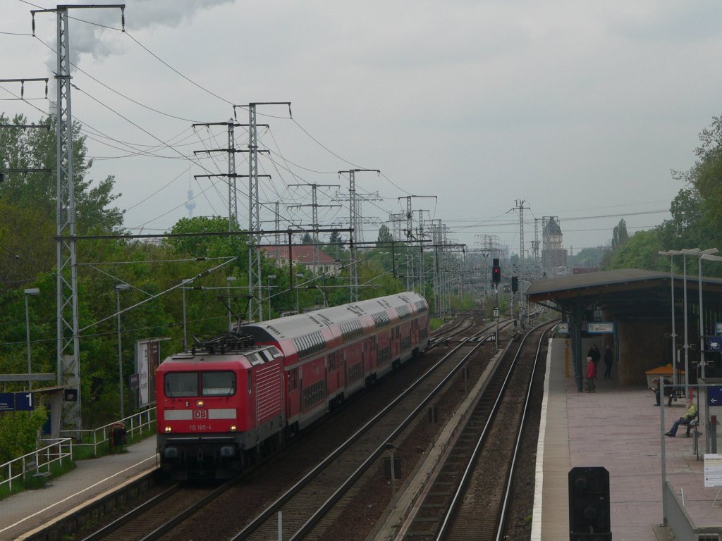 112 186-4 vor dem RE1 nach Frankfurt (Oder) am 7.5.2010 in Berlin Karlshorst.