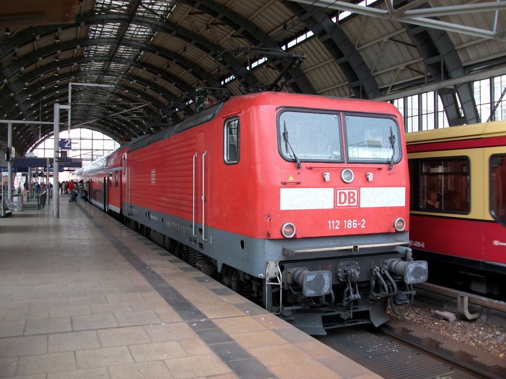 112 186 mit dem RE1 nach Brandenburg im Bahnhof Berlin Alexanderplatz am 01.Mai 2010.