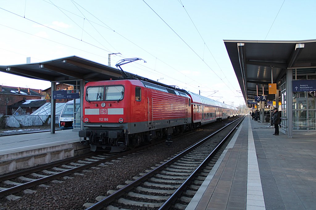 112 186 mit RE 1 (RE 4336) von Schwerin Hbf nach Hamburg Hbf in Schwerin Hbf am 25.03.2013