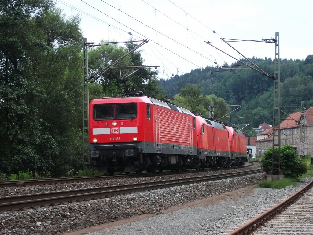 112 186 ist zusammen mit 182 011 und 017 am 29.Juni 2011 als berfhrung nach Cottbus in Kronach Richtung Saalfeld unterwegs.