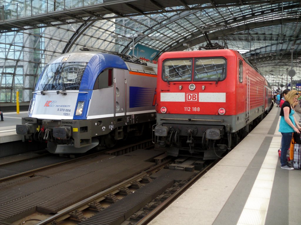 112 188 mit RE 18184 und Husarz 5 370 006 mit EC 47 um 17:41 am 10.06.2011 in Berlin Hbf.