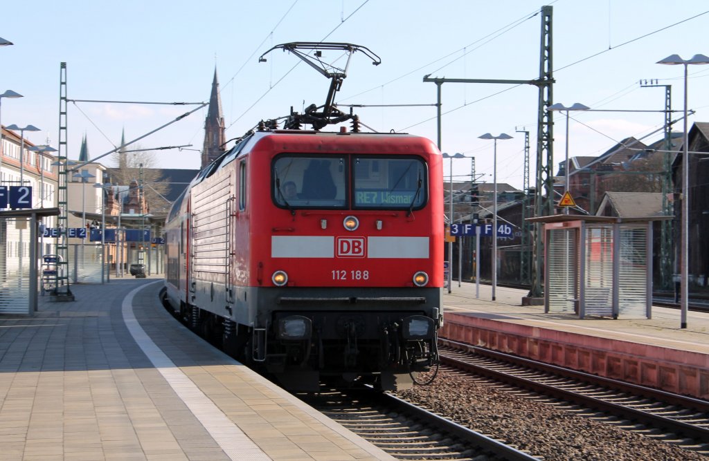 112 188 mit RE 7 (RE 4382) von Ludwigslust nach Wismar in Schwerin Hbf am 20.04.2013