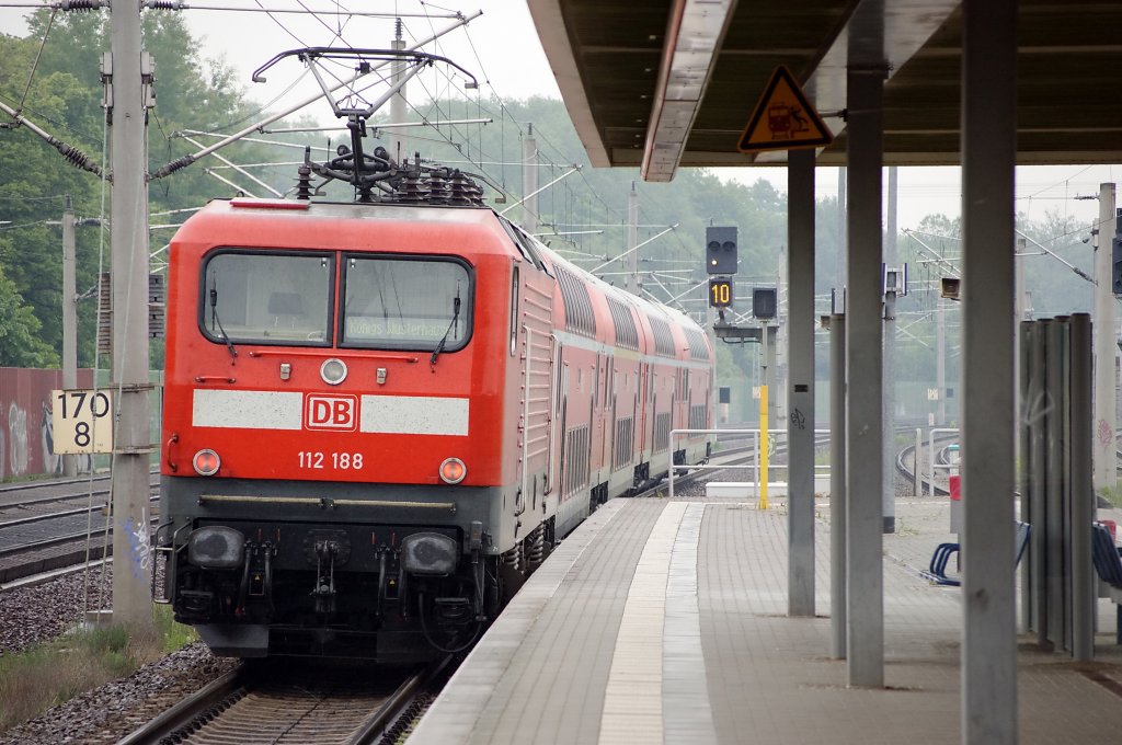 112 188 schiebt den RE2 (RE 38167) aus den Bahnhof Rathenow nach Knigs Wusterhausen, aber Heute entfallen die Halte in Wustermark, Elstal, Dallgow-Dberitz und Berlin-Staaken aus und damit fhrt die RE2 bis Berlin Spandau auf der Neubaustrecke. 30.05.2010