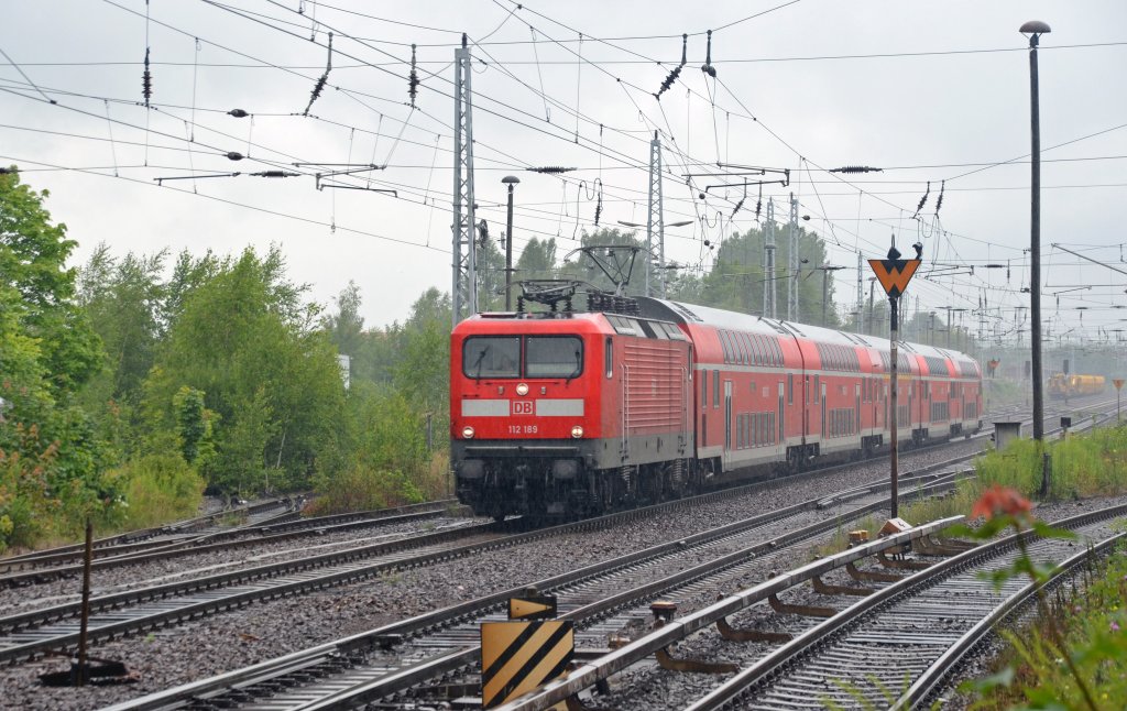 112 189 bespannte am 14.07.12 einen RE von Magdeburg nach Frankfurt(O). Hier passiert der RE Hirschgarten bei Berlin.