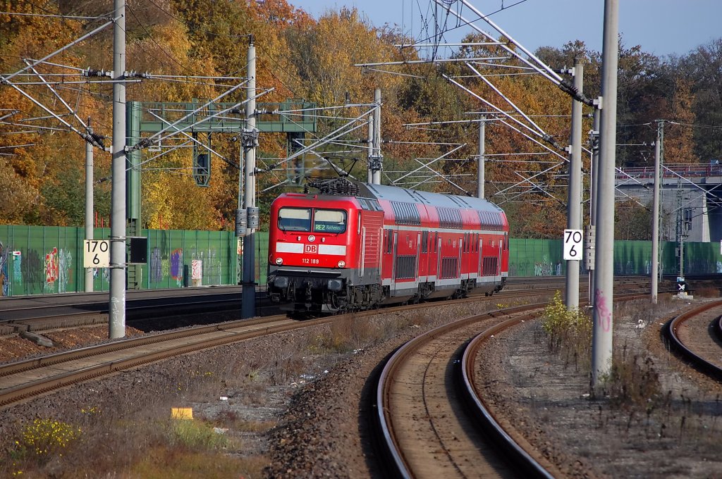 112 189 mit dem RE2 (RE 38140) von Knigs Wusterhausen bei der Einfahrt in den Bahnhof Rathenow. Dieser Zug fuhr schon den ganzen Tag nur mit 3 Dostos. Es fehlt der Servicewagen wo auch die 1.Klasse mit drin ist. 29.10.2010