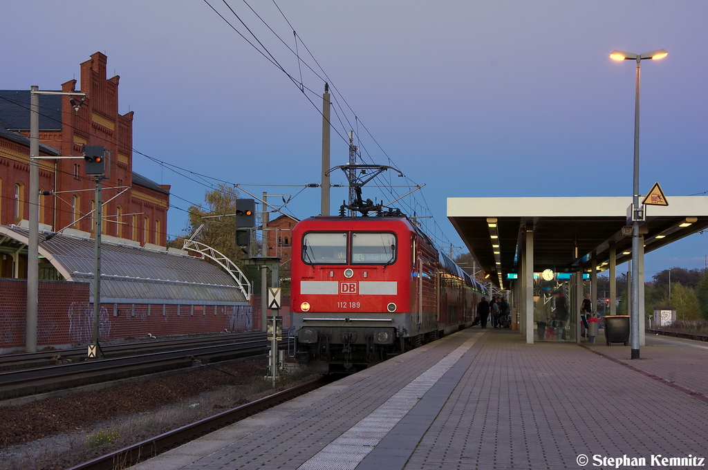 112 189 mit dem RE4 (RE 37333) von Rathenow nach Ludwigsfelde in Rathenow. 28.10.2012