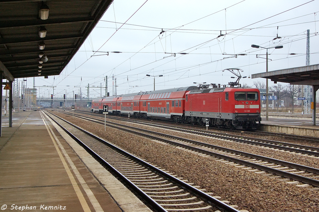 112 189 mit dem RE7 (RE 18715) von Wnsdorf-Waldstadt nach Dessau Hbf, bei der Ausfahrt aus dem Bahnhof Berlin-Schnefeld Flughafen. 08.03.2013