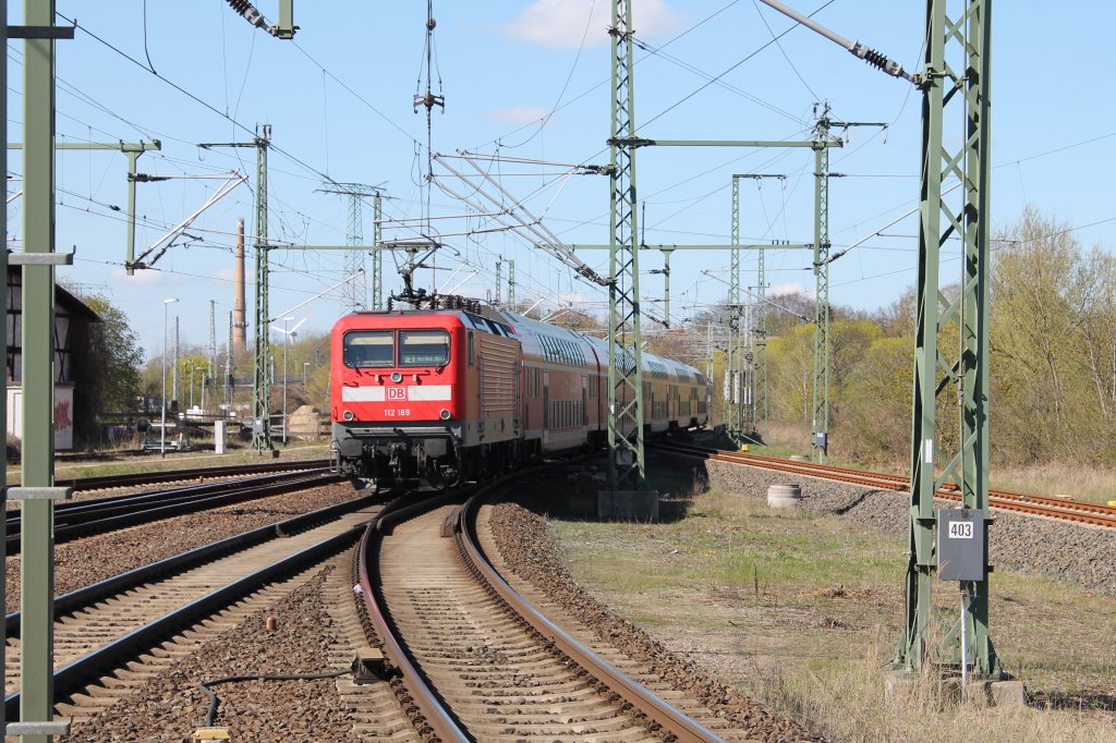 112 189 schiebt den RE 1 (RE 4313) von Hamburg Hbf nach Rostock Hbf bei der Ausfahrt aus Schwerin Hbf am 28.04.2013