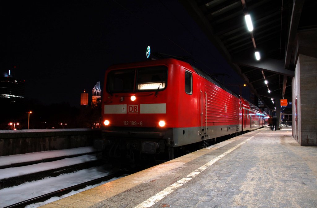 112 189 steht am 30.01.10 mit einem RE nach Frankfurt(Oder) im Bahnhof Zoo.