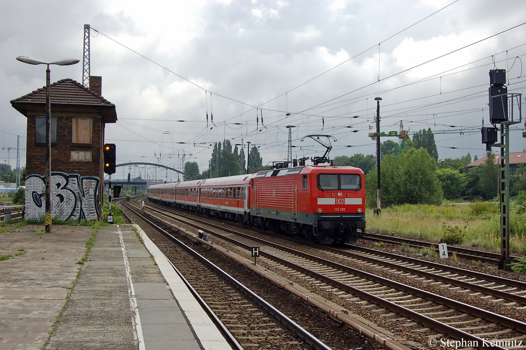 112 190 mit einem weiteren Kreuzfahrersonderzug von Warnem�nde nach Berlin Ostbahnhof an der S-Bahn Station Berlin Warschauer Stra�e. 01.08.2011
