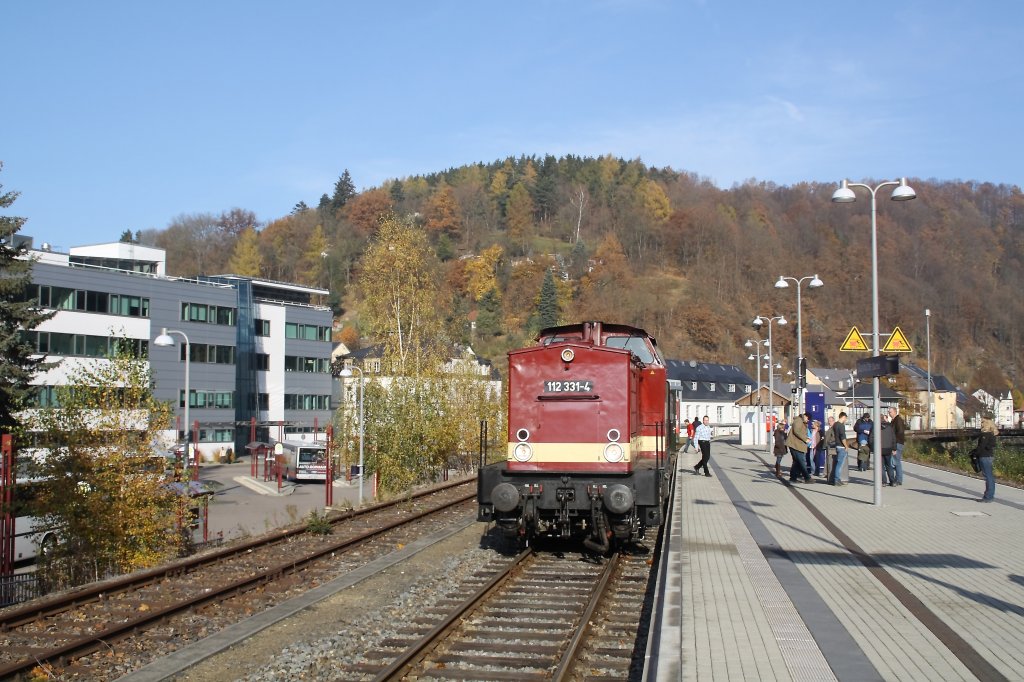 112 331-4 am 05.11.2011 im Bahnhof Glashtte.

