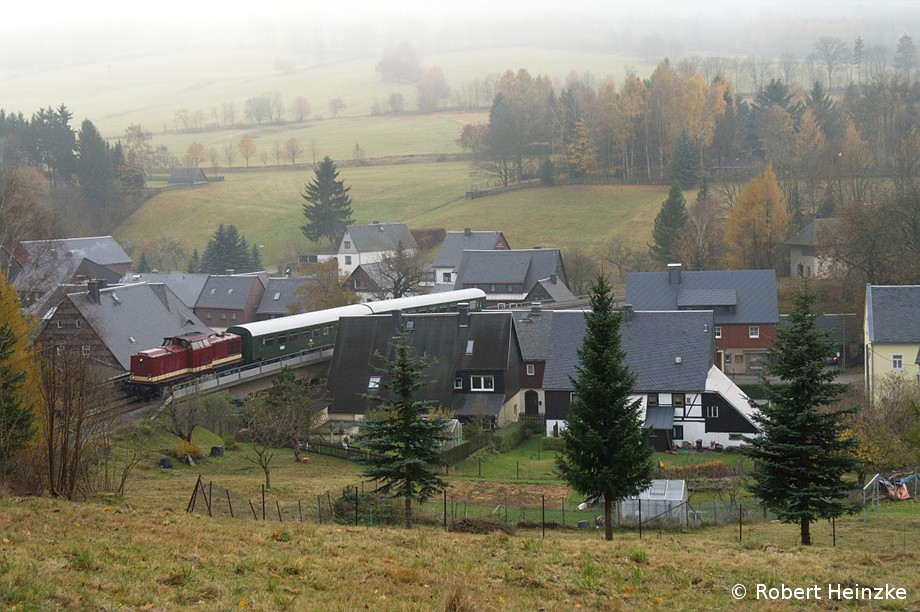 112 331-4 kmpft sich auf dem Rckweg nach Heidenau bei Geising durch dichten Nebel am 05.11.2011