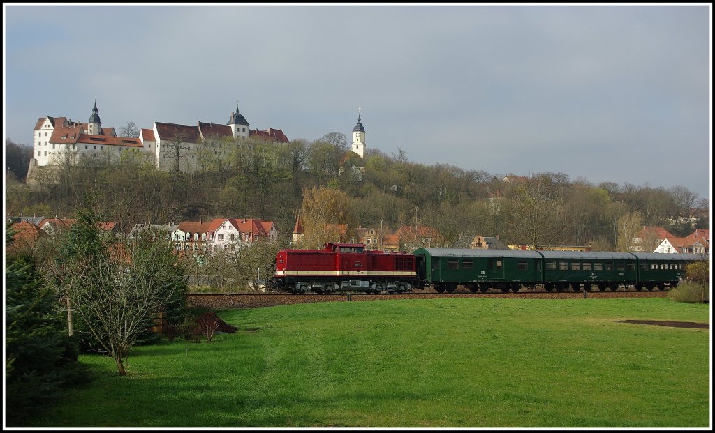 112 331-4 mit einem Personenzug unterwegs von Nossen nach Deutschenbora, vor der Kulisse des Nossener Schlosses. 
