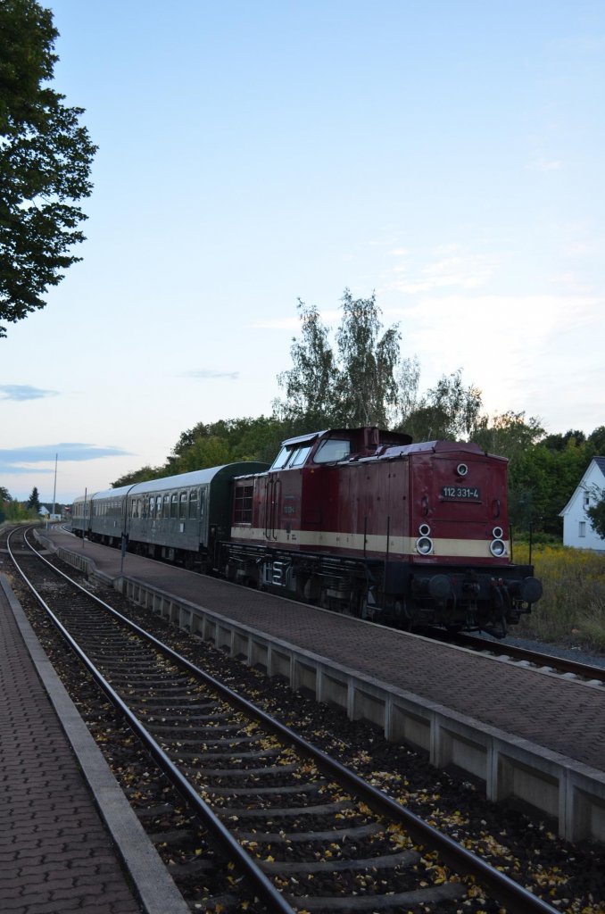 112 331-4 der Ostsächsischen Eisenbahn steht mit ihrem Leerzug aus Bghw Wagen am Frühen Morgen in Naunhof (bei Leipzig) 26.08.12