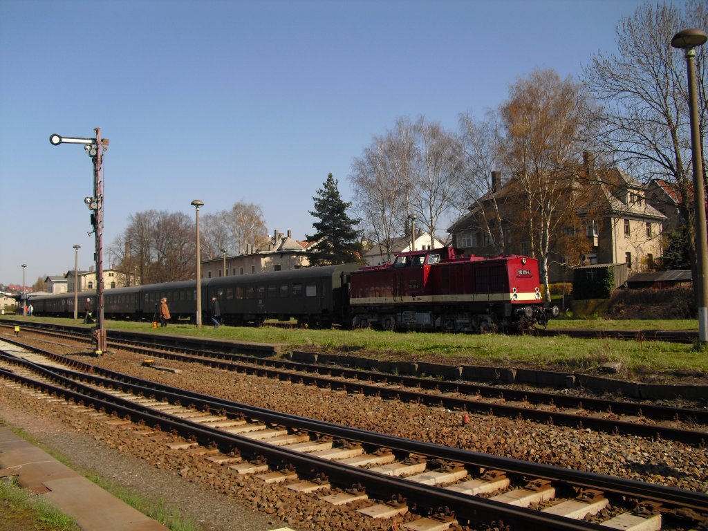 112 331-4 steht mit ihrem Sonderzug im Bahnhof Nossen, zum BW-Fest am 17.04.10 bereit.