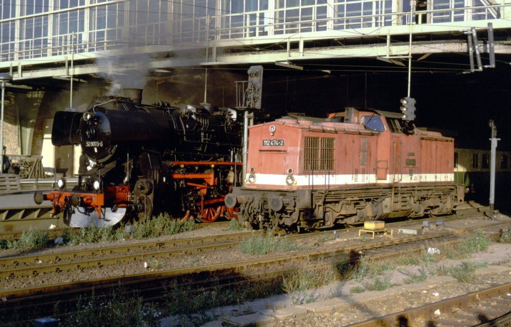112 474-2 Berlin Hbf (so hie� der Ostbahnhog kurzzeitig) im Sept. 1991 - daneben steht 52 8075-5