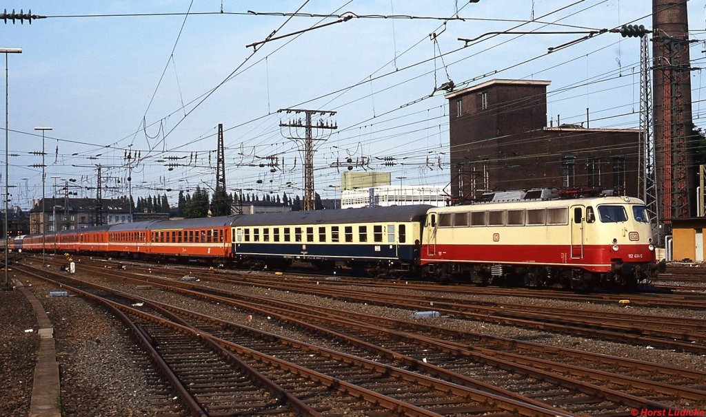 112 494-0 trifft um 1980 im Düsseldorfer Hauptbahnhof ein. Bedauerlichertweise habe ich mir damals nicht notiert, um welchen Zug es sich handelt.