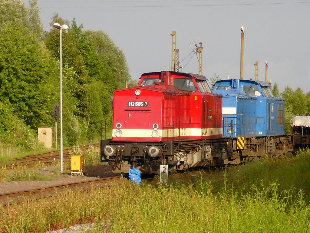 112 565-7 und eine 204 der PRESS stehen am 20.06.10 in Espenhain.