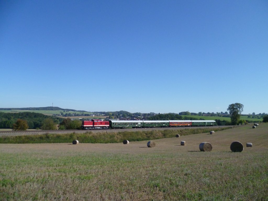 112 565-7 fur am 01.10.11 mit einem Chaterzug von Schwarzenberg nach Plauen, hier in Ruppertsgrn.