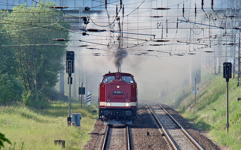 112 565-7 hat mchtig Rauch im Rcken. Stralsund am 21.05.12 