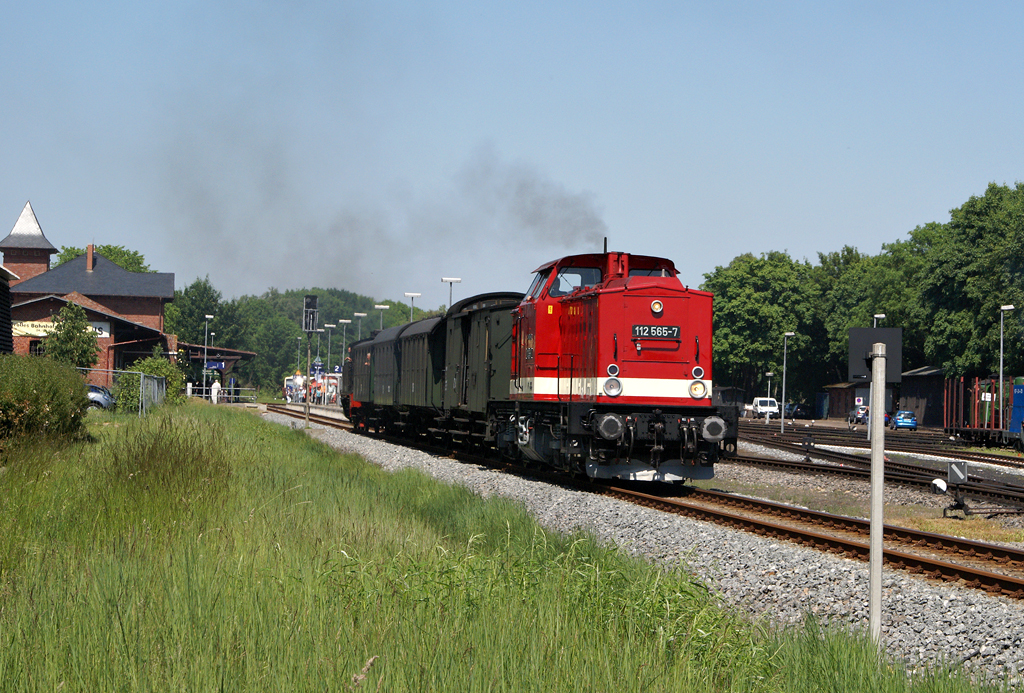 112 565-7 mit einem Zug nach Lauterbach Mole am 05.06.2011 in Putbus.