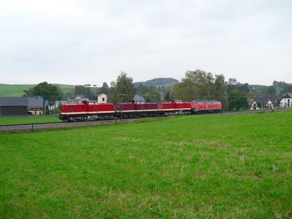 112 565-7 (PRESS), 202 646-6 (Erzgebirgsbahn), 112 708-3 (RIS) und 218 430-7 kommen am 02.10.10 vom Brckenfest in Markersbach, hier in Raschau.