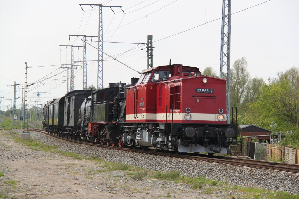112 565-7(202 565-8)+91 134 mit Sonderzug als berfhrung von Schwerin nach Putbus bei der Durchfahrt in Rostock.18.05.2012