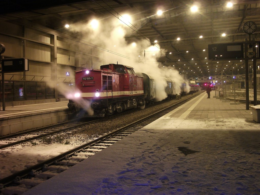 112 565 mit dem Sonderzug von berlin macht Dampf im Chemnitzer Hbf. 27.11.2010