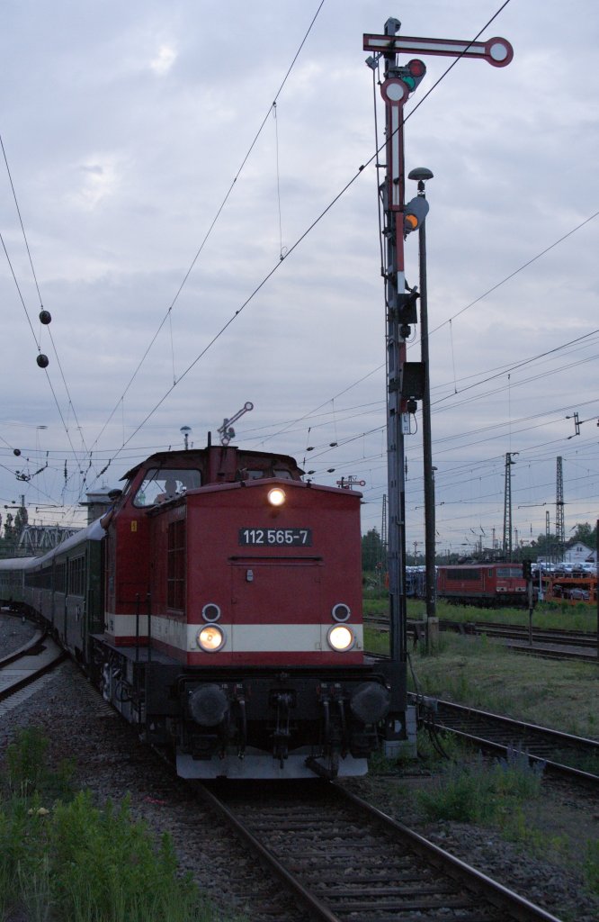 112 565 der PRESS beim Bereitstellen eines Sonderzuges vom VSE (Verein Schsischer Eisenbahnfreunde) nach Wernigerode und Bad Harzburg, am Morgen des 09.06.2012 auf Gleis 3 im Hauptbahnhof Zwickau.