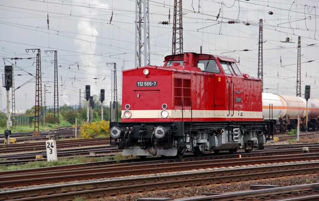 112 565 der PRESS rangiert am 04.09.10 ber ds Gleisvorfeld von Grokorbetha. Sie wurde dem Rennsteigbahn-Sonderzug angehangen und nach Leuna gefahren.