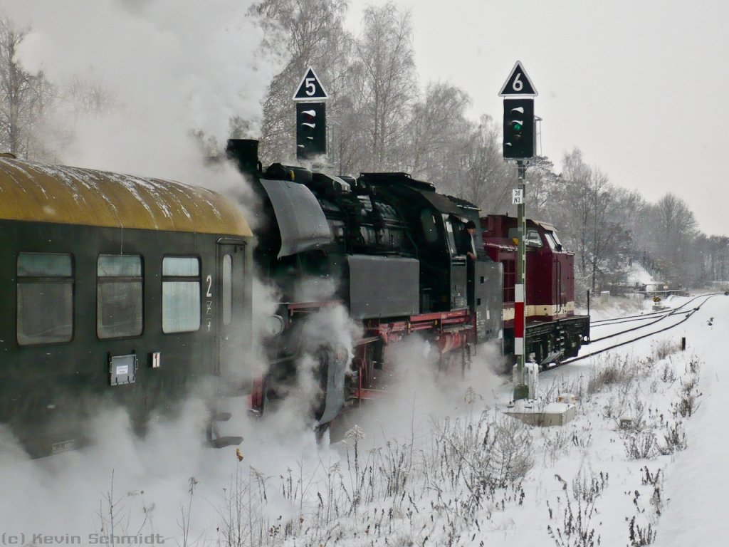 112 646-5 und 65 1049 schleppen einen Dampfsonderzug aus dem Bahnhof Ronneburg (Thr) heraus in Richtung Gera. (19.12.2009)