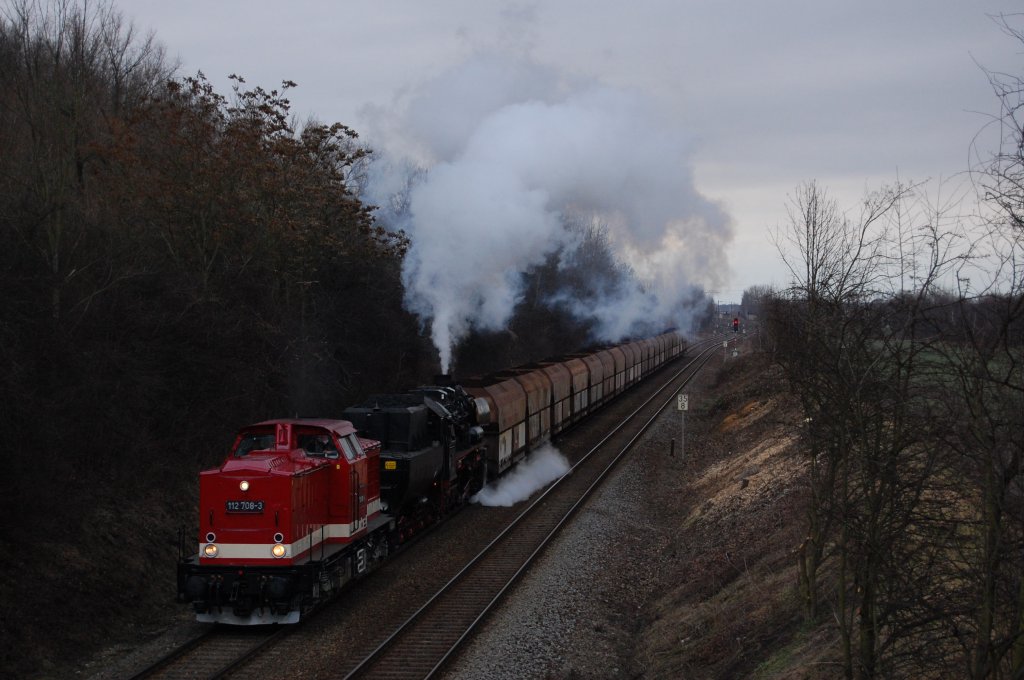 112 708 + 52 8154 mit Kohlezug am 06.02.2011 bei Predel