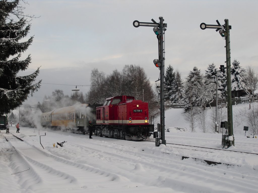 112 708-3 der RIS pendelte zusammen mit 112 331-4 (Schublok) und dem Sonderzug der Osts�chsischen Eisenbahnfreunde zwischen Annaberg-Buchholz S�d und Markersbach. Hier in Schlettau am 27.11.10.