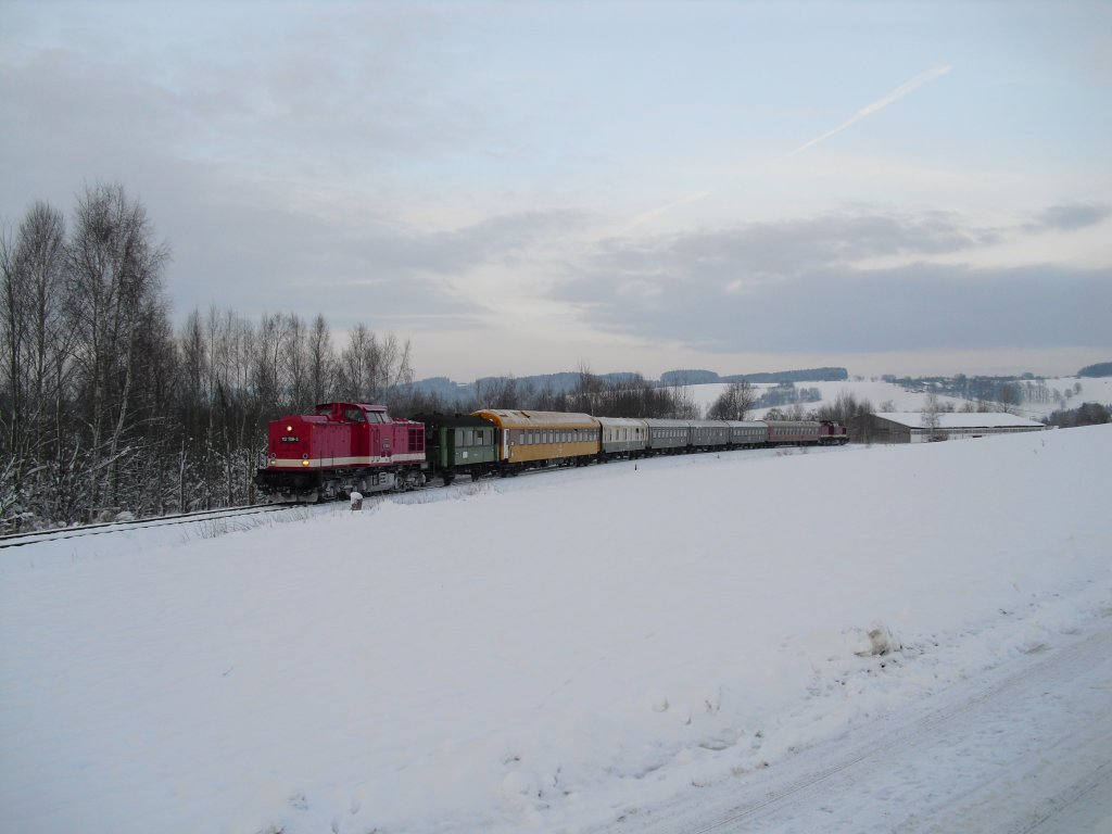 112 708-3 der RIS pendelte zusammen mit 112 331-4 (Schublok) und dem Sonderzug der Ostschsischen Eisenbahnfreunde zwischen Annaberg-Buchholz Sd und Markersbach. Hier bei der Ausfahrt in Schlettau am 27.11.10.