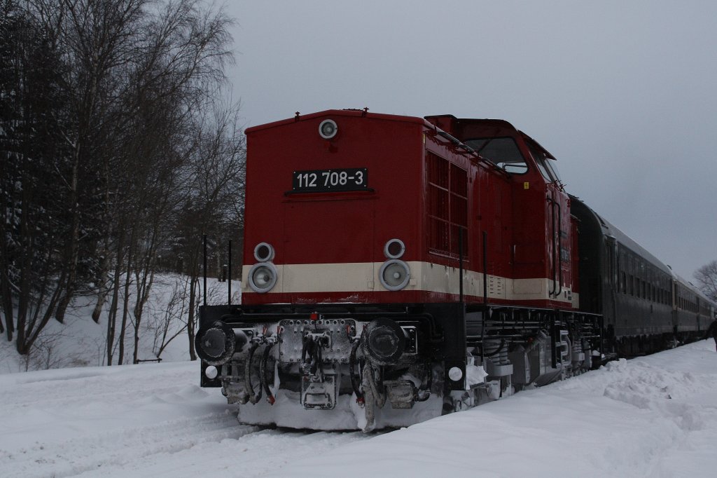 112 708 am 13.02.10 im Bahnhof Schlettau. 