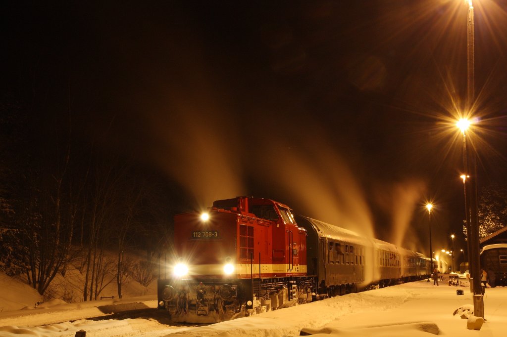 112 708 am 13.02.10 im Bahnhof Schlettau. Da zum Glck fr mich, die Bremsen des Zuges angefrohren waren, konnte ich noch einige schne Nachtaufnahmen machen. Fr die Fahrgste war die versptete Abfahrtszeit von ber eine Stunde sicher weniger schn.